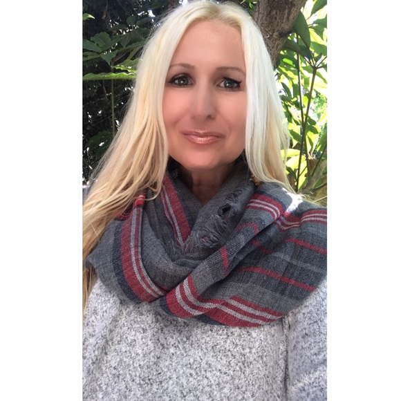 Hilfiger Plaid Scarf Choice🤩 - Picture 2 of 2